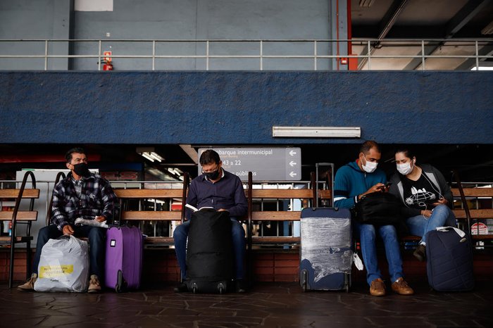 Movimentação na rodoviária de Porto Alegre, maior terminal do Estado