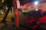 Duas pessoas ficam feridas após colisão entre carro e caminhão em Porto Alegre<!-- NICAID(14866162) -->