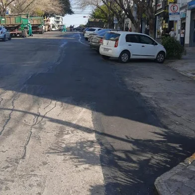 A Companhia de Desenvolvimento de Caxias do Sul (Codeca) conclui nesta quinta-feira (19) a recuperação asfáltica na Rua Borges de Medeiros, entre a Sinimbu e a Avenida Júlio de Castilhos, no Centro de Caxias do Sul. A situação da via, mostrada em reportagem do Pioneiro no sábado (14), estava gerando transtornos a donos de estabelecimentos comerciais e moradores da região.<!-- NICAID(14866936) -->