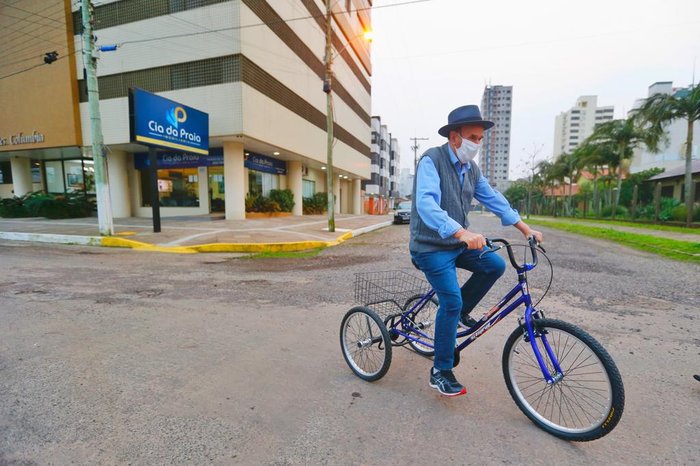 Alminhana pedala alguns quarteirões entre a sua residência e a praia, em Tramandaí