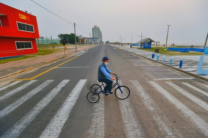 Na praia, vento no rosto não é problema para Alminhana sair pedalando
