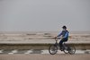 Vicente Alminhana aproveita a beira-mar para pedalar com o seu triciclo