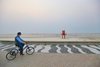 Por ser um triciclo, o aposentado se sente mais seguro e mostra destreza ao fazer as curvas na praça à beira-mar