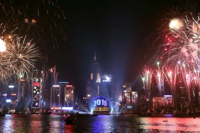 Fireworks explode over Victoria Harbour in Hong Kong on January 1, 2015. Just like previous years, the citys iconic skyline along Victoria Harbour will light up with an eight-minute pyrotechnic display, as tens of thousdands of partygoers will flock to the waterfront to celebrate.    AFP PHOTO / ISAAC LAWRENCEEditoria: LIFLocal: H0NG KONGIndexador: Isaac LawrenceSecao: holiday or vacationFonte: AFPFotógrafo: STR