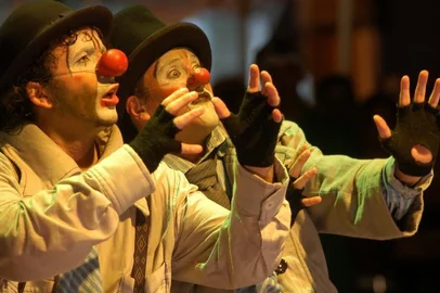 *** diego redel/teatro de rua hora ***Florianópolis - 12.04.07Teatro na Rua p/ Hora. - 14¼ Festival de Teatro Isnard AzevedoMostra Oficial de Rua.  O Hipnotizador de Jacarés  Circo Girassol