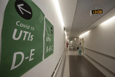 PORTO ALEGRE, RS, BRASIL - Esgotamento de profissioanais da saúde que trabalham na UTI Covid do Hospital de Clínicas de Porto Alegre. Na foto equipe da manhã que está saindo da UTI para troca de equipe.Indexador: Jefferson Botega<!-- NICAID(14659895) -->