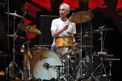 (FILES) In this file photo taken on February 16, 2016 Charlie Watts of the British group Rolling Stones performs in concert at Centenario stadium in Montevideo. - Charlie Watts, drummer with legendary British rocknroll band the Rolling Stones, died on August 24, 2021 aged 80, according to a statement from his publicist. (Photo by Pablo PORCIUNCULA / AFP)<!-- NICAID(14870886) -->
