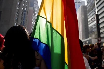 SP - PARADA GAY/ HOMOFOBIA - GERAL - 16ª Parada do Orgulho LGBT (Lésbicas,   Gays, Bissexuais, Travestis e Transexuais), na   Avenida Paulista, em São Paulo, com o tema   Homofobia Tem Cura: Educação e   Criminalização.   10/06/2012 - Foto: EDU SARAIVA/FRAME/AE