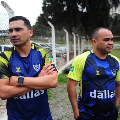 CAXIAS DO SUL, RS, BRASIL, 20/08/2021. O projeto Itaqui Soccer, que tem como um dos coordenadores o volante Itaqui, ex- Caxias e Juventude, recebeu o técnico Lucho Nizzo, ex-treinador das seleções brasileiras de base. (Porthus Junior/Agência RBS)<!-- NICAID(14868509) -->