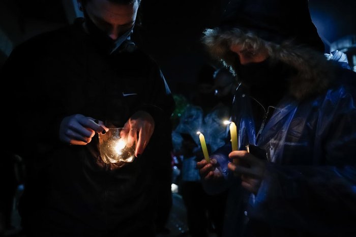 Cerca de 30 pessoas participaram do ato realizado na Rua Borges de Medeiros, onde a família Zortea mora há 34 anos