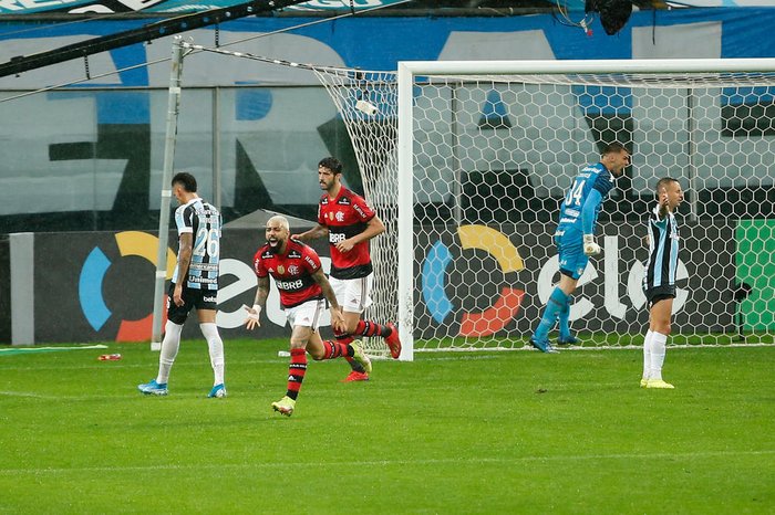 SHOW! Com um a menos, Flamengo goleia Grêmio na Arena no primeiro duelo na Copa do Brasil