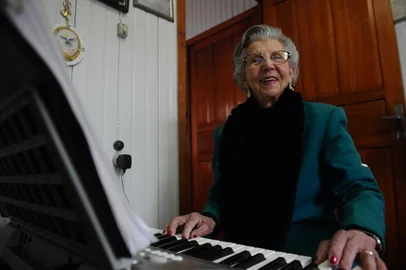 CAXIAS DO SUL, RS, BRASIL (26/08/2021)Terezinha Renosto. Ela tem 87 anos, aprendeu a tocar teclado aos 70 e desde então já fez diversas apresentações e até gravou um CD. Case da reportagem do Alamanaque sobre pessoas que se desafiaram a aprender/fazer algo novo na terceira idade. (Antonio Valiente/Agência RBS)<!-- NICAID(14872733) -->