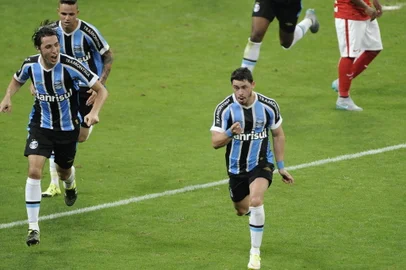 PORTO ALEGRE, RS, BRASIL - 09-08-2015 - Grêmio e Inter se enfrentam na Arena, pela 17ª rodada do Brasileirão. Gre-Nal de 407 (FOTO: LAURO ALVES /AGÊNCIA RBS)<!-- NICAID(11603317) -->