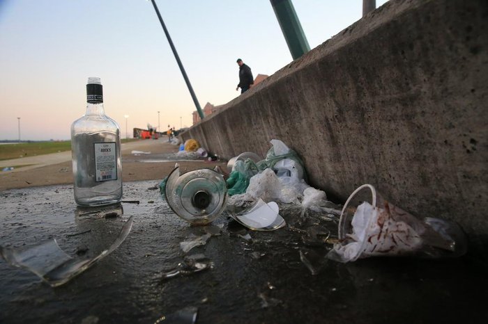 Pessoas deixam garrafas de vidro quebradas no local