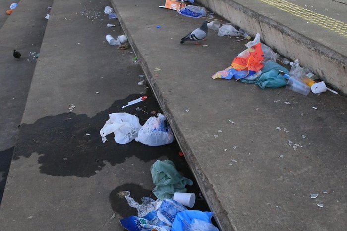 Sacos plásticos também foram descartados nas arquibancadas da Orla