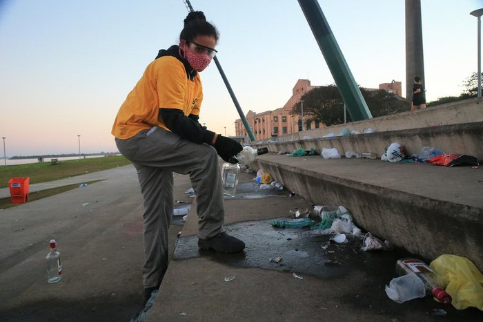 Copos plásticos e garrafas de bebida estão entre os itens deixados no local