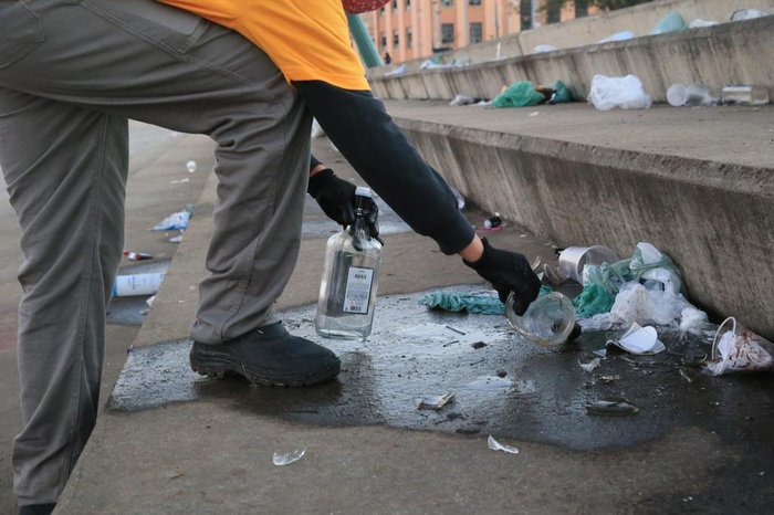 Lixo é retirado do local pelas equipes de limpeza