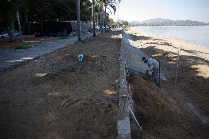 Equipes reforçam muros que separam o calçadão da areia
