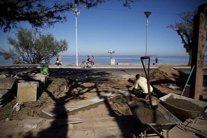 Canteiros centrais também estão sendo reurbanizados