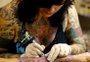União Europeia decide banir uso de tintas coloridas em tatuagens
