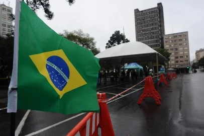 CAXIAS DO SUL, RS, BRASIL (07/09/2020)Sem Desfile da Semana da Pátria, cancelado em virtude da pandemia de coronavírus, a prefeitura de Caxias do Sul realiza na segunda-feira (7) um drive-thru solidário.Estão sendo arrecadados, na Praça Dante Alighieri, alimentos não perecíveis e produtos de higiene para o Banco de Alimentos. Os carros podem acessar o drive-thru pelas ruas Sinimbu e Dr. Montaury e dispersar pelas ruas Sinimbu e Marquês do Herval. A ação ocorre das 9h às 12h. (Antonio Valiente/Agência RBS)<!-- NICAID(14586079) -->
