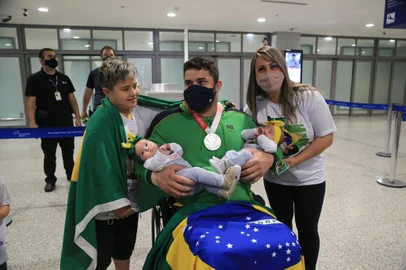 PORTO ALEGRE, RS, BRASIL,  31/08/2021- Chegada do esgrimista paraolímpico, Jovane Guissone. O atleta conquistou a medalha de prata nos jogos de tóquio 2020. Imagens no Aeroporto Salgado Filho. Foto: Ronaldo Bernardi  / Agencia RBS<!-- NICAID(14876936) -->