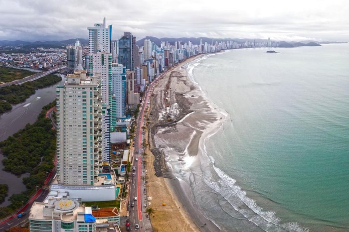 Segundo a prefeitura, objetivo da obra é recompor a faixa de areia “engolida” nas últimas décadas
