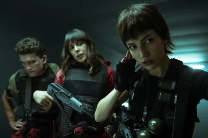 LA CASA DE PAPEL (L to R) JAIME LORENTE as DENVER, BELÃN CUESTA as MANILA, ÃRSULA CORBERÃ as TOKIO in episode 04 of LA CASA DE PAPEL. Cr. TAMARA ARRANZ/NETFLIX Â© 2020<!-- NICAID(14878782) -->