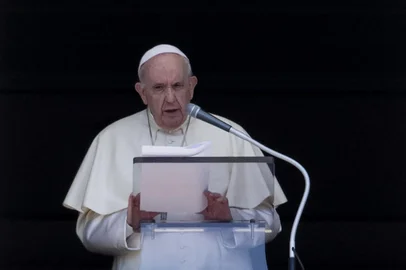 O Papa Francisco fala aos fiéis da janela durante a oração do Angelus, em 5 de setembro de 2021 na Praça de São Pedro, no Vaticano. (Foto de Tiziana FABI / AFP)<!-- NICAID(14881835) -->
