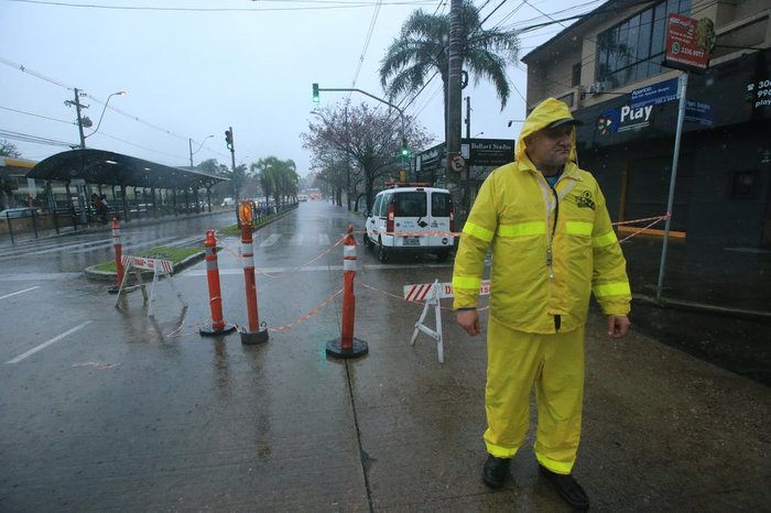 Funcionário do Dmae na Rua Aparício Borges, com a Pedro Boticário