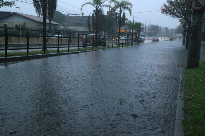 Alagamento na Rua Aparício Borges deixa o trânsito lento