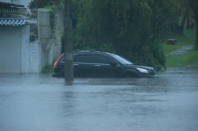 08/09/2021 - PORTO ALEGRE, RS - Chuva forte provoca alagamentos na Capital. Na imagem, veículo alagado na Av. Juscelino Kubitscheck, no bairro Rubem Berta. FOTO: Ronaldo Bernardi / Agência RBS<!-- NICAID(14883793) -->