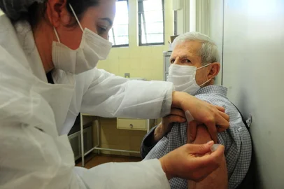 CAXIAS DO SUL, RS, BRASIL, 10/09/2021. Nesta sexta-feira (10), os  idosos de 60 anos ou mais que fizeram a segunda dose de qualquer vacina contra a covid-19 até o dia 10 de março podem receber a terceira dose em Caxias do Sul. Está sendo aplicada a vacina da Pfizer até as 16h nas Unidades Básicas de Saúde (UBSs) Centro de Saúde , Cruzeiro e Cinquentenário. Na foto, UBS Centro, o casal Nelson José Pavan, 87 e Miriam Vilma Pavan, 82. (Porthus Junior/Agência RBS)<!-- NICAID(14886641) -->