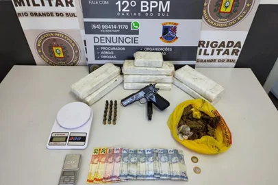 Casal é preso por Tráfico de Entorpecentes e Posse ilegal de arma de fogo.<!-- NICAID(14887815) -->