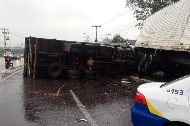 Na RS-240, em Portão, por volta das 10h15, dois caminhões colidiram no km 3. Uma pessoa ficou ferida e veículos seguem tombados no local. Há lentidão.<!-- NICAID(14888093) -->
