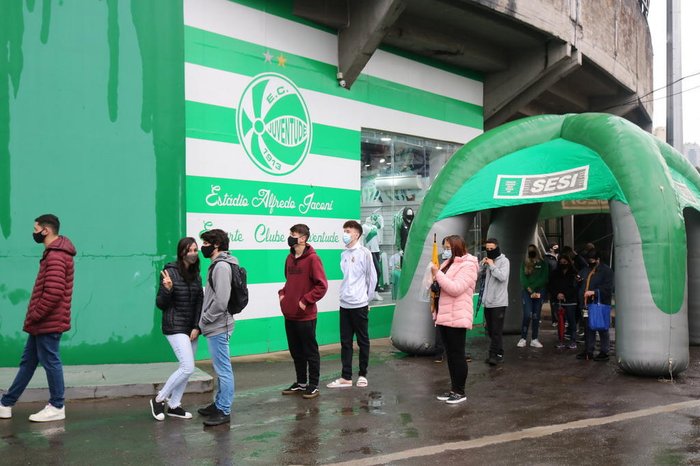 Em iniciativa batizada de Caju da Vacinação, aplicação de doses ocorreu em frente aos clubes de futebol da cidade