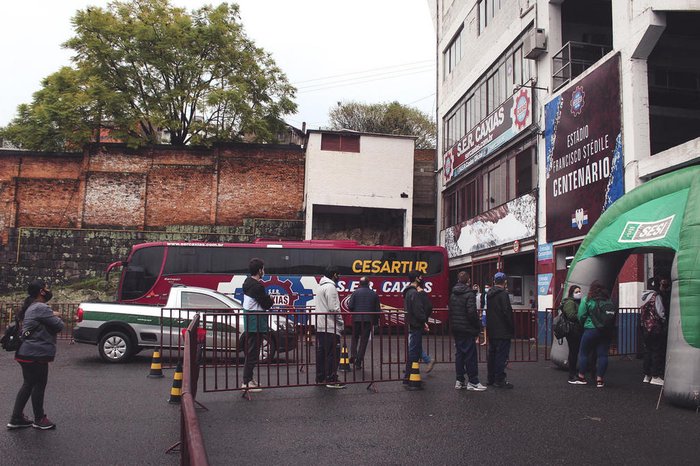 Em iniciativa batizada de Caju da Vacinação, aplicação de doses ocorreu em frente aos clubes de futebol da cidade