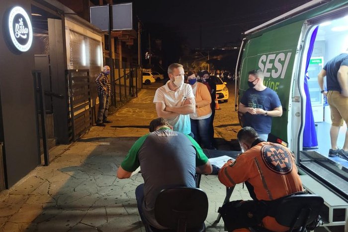 Aplicação de doses em frente a locais onde os mais jovens se reúnem foi uma das estratégias adotadas
