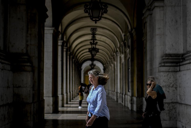 People walk in downtown Lisbon on September 13, 2021. - Portugal ended today the Covid-19 mesure of mandatory use of mask in the streets. (Photo by PATRICIA DE MELO MOREIRA / AFP)Editoria: HTHLocal: LisbonIndexador: PATRICIA DE MELO MOREIRASecao: diseaseFonte: AFPFotógrafo: STR<!-- NICAID(14888812) -->