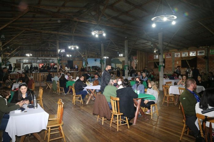 Público acompanhou sentado o show da banda tradicionalista