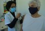 Filas e bom humor marcam primeiro dia de aplicação da dose de reforço em idosos de 70 anos ou mais em Porto Alegre