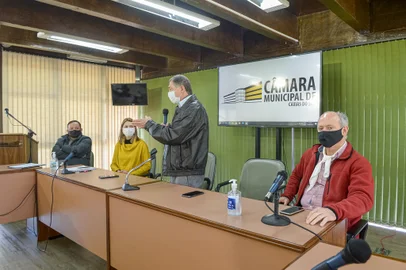 Prefeitura de Caxias propõe mudanças no IPTU e Fundo do IdosoA Prefeitura protocolou na terça (14) e apresentou na quarta (15/09), na Câmara de Vereadores, cinco projetos de lei que contemplam aspectos financeiros dos contribuintes e dos servidores públicos, e atendem demanda do público idoso. O prefeito Adiló Didomenico esteve no Legislativo acompanhado por Grégora Fortuna dos Passos, titular da Secretaria de Governo; Roneide Dornelles, da Receita; Daniela Reis, de Recursos Humanos e Logística; Flávio Carvalho, presidente do Instituto de Previdência e Assistência Municipal; e por integrantes da Fundação de Assistência Social.<!-- NICAID(14890626) -->
