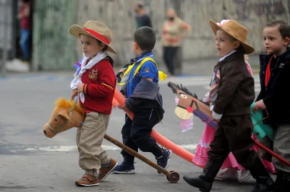 CAXIAS DO SUL, RS, BRASIL, 16/09/2021 - Com apoio da bm, crianças da escolinha Pintando o Sete  desfilam com seus cavalinhos em homenagem à Semana Farroupilha.  (Marcelo Casagrande/Agência RBS)<!-- NICAID(14891370) -->
