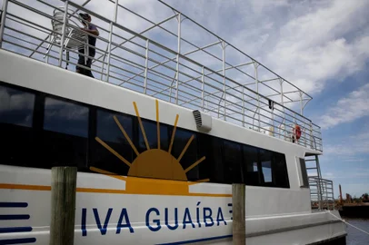 PORTO ALEGRE, RS, BRASIL, 16-09-2021: Empresa que opera o transporte de catamarã deve oferecer eios em barco turístico. (Foto: Mateus Bruxel / Agência RBS)Indexador: Mateus Bruxel<!-- NICAID(14891288) -->