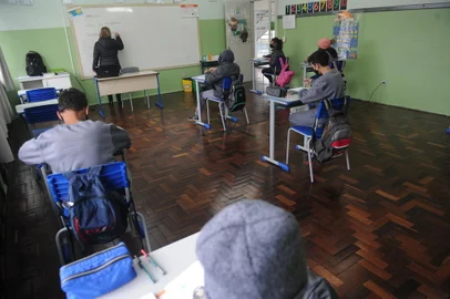 FLORES DA CUNHA, RS, BRASIL (17/06/2021)Escola Tancredo de Almeida Neves, em Flores da Cunha. Endereço: Rua Dom Pedro I, 280. Pauta das escolas cívico-militares na Serra. Fazer foto das crianças em sala de aula, usando o uniforme (uniforme este que foi confeccionado especialmente para a inserção da escola no modelo cívico-militar) (Antonio Valiente/Agência RBS)<!-- NICAID(14811282) -->
