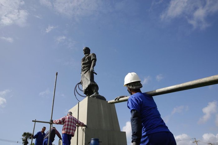 Barras de ferro serão acopladas na base de concreto