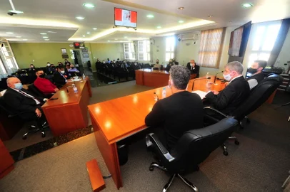 FLORES DA CUNHA, RS, BRASIL, 22/09/2021. Convocada pela OAB, audiência pública discute problemas no Forum de Flores da Cunha. A histórica falta de um juiz titular e de servidores gerou acúmulo de processos, prejuízos à cidadania e reflexos negativos na economia local. Na mesa, da E p/ D: Fernando Foss, procurador geral do município, Rudimar Brogliato (presidente OAB Caxias) e vereador Luiz André de Oliveira. (Porthus Junior/Agência RBS)<!-- NICAID(14896281) -->