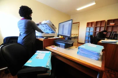 FLORES DA CUNHA, RS, BRASIL, 22/09/2021. Fórum de Flores da Cunha ficará fechado até o dia 28 de setembro para a digitalização de processos. Expectativa é que 6 mil processos serão digitalizados para serem somados aos 4 mil que já tramitam virtualmente. A mesma operação está prevista para Farroupilha, em novembro, e Bento Gonçalves, em dezembro. (Porthus Junior/Agência RBS)<!-- NICAID(14896447) -->