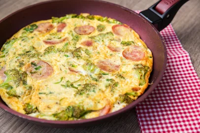 PORTO ALEGRE, RS, BRASIL - 16-09-2016 - Casa Destemperados. Ingredientes da primavera.  Fritatta de brócolis, com batata e calabresa (FOTO: OMAR FREITAS/AGÊNCIA RBS)Indexador: Omar Freitas<!-- NICAID(12444829) -->