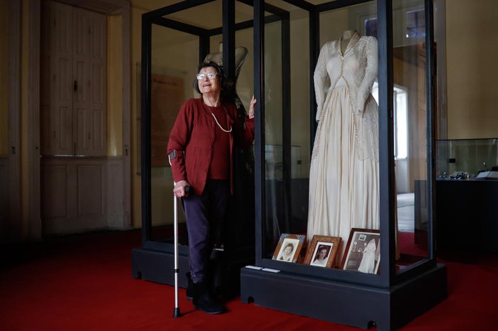 Dona Lina feliz por reencontrar seu vestido de casamento ainda preservado no museu